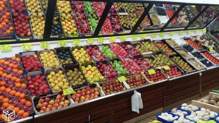 Commerce de fruits et legumes cour de halle