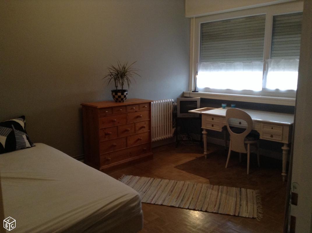 Chambre spacieuse dans grand appartement