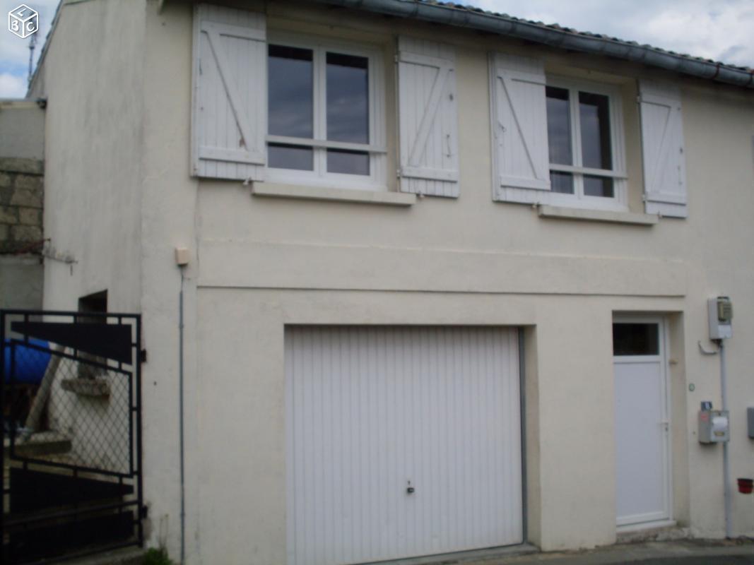 Maison avec jardin et garage en ville