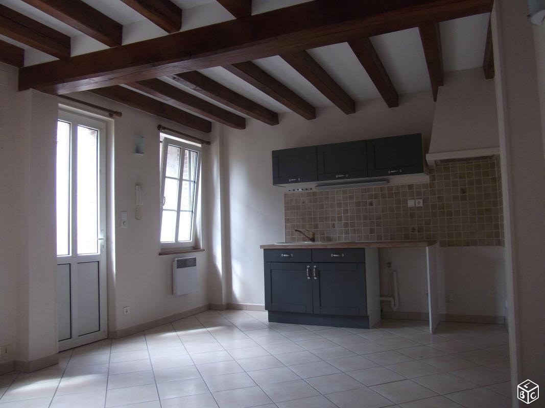 Location T3 en triplex dans maison rénovée