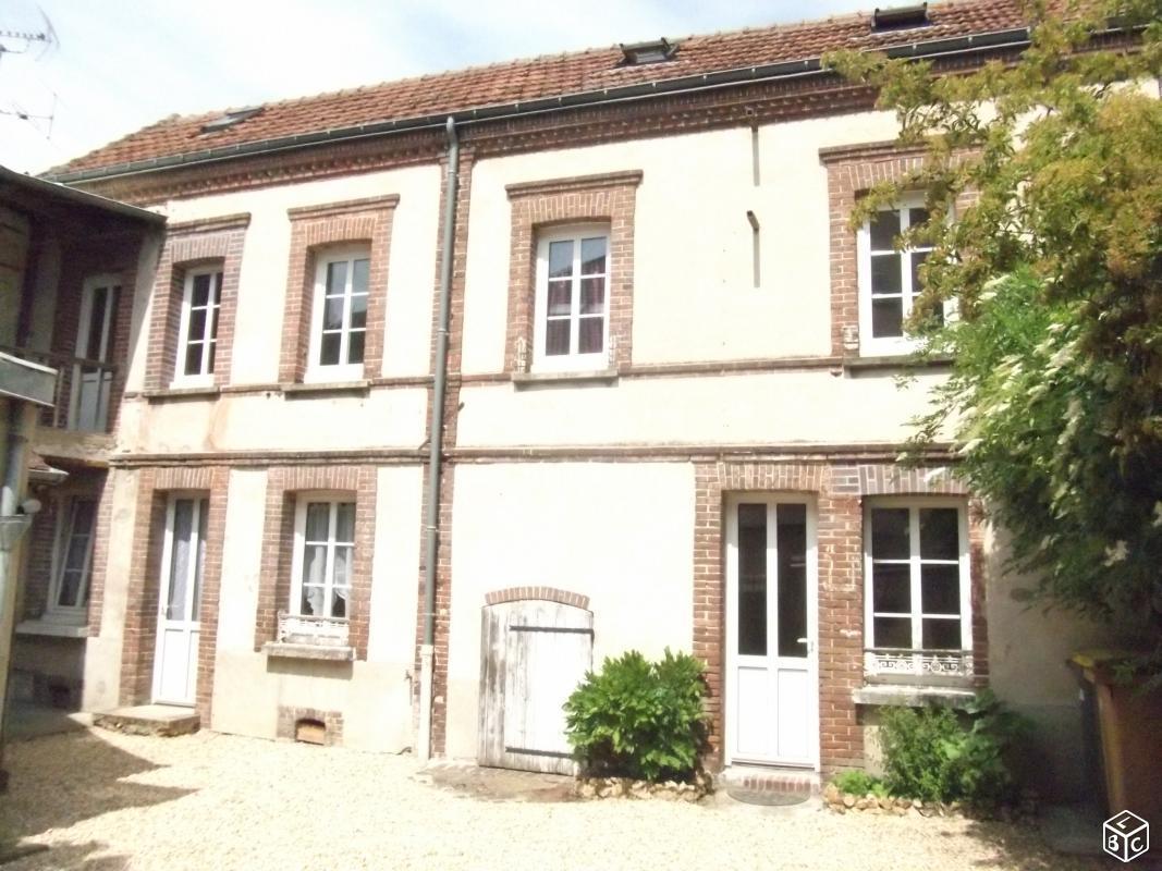 Location T3 en triplex dans maison rénovée