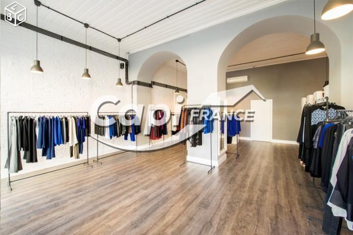 Commerce chaussures, maroquinerie 73 m²