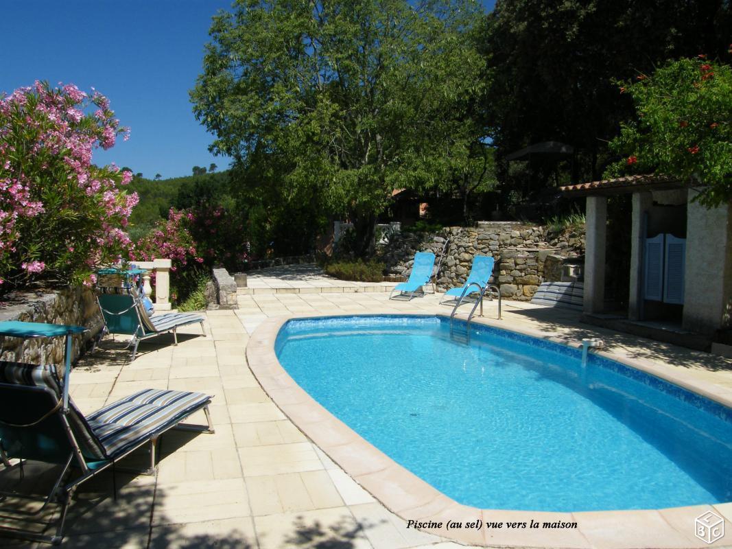 Maison (153 m²) typée sur 2200 m² avec piscine