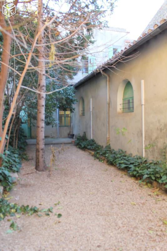 Maison de ville avec jardin, garage, dépendances