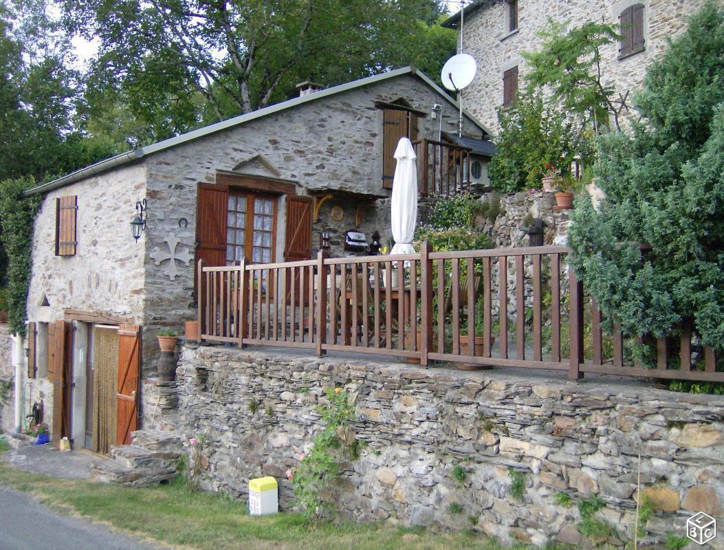 Maison en pierre avec jardin et garages