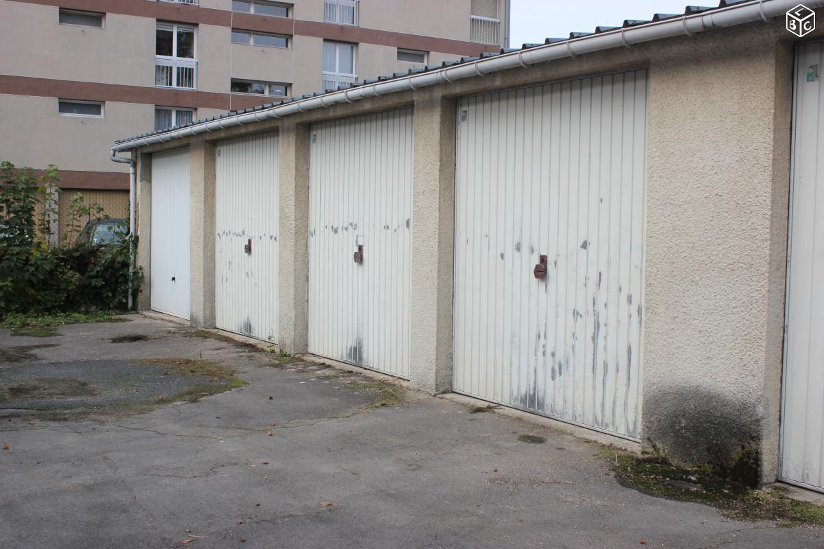 GARAGE BOX Fermé 16,74 m2 à louer ou à céder