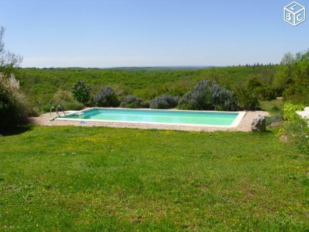 Isolée sur 24 ha maison avec piscine,2 chalets,vue