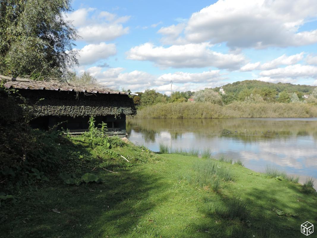 Etang avec hutte de chasse