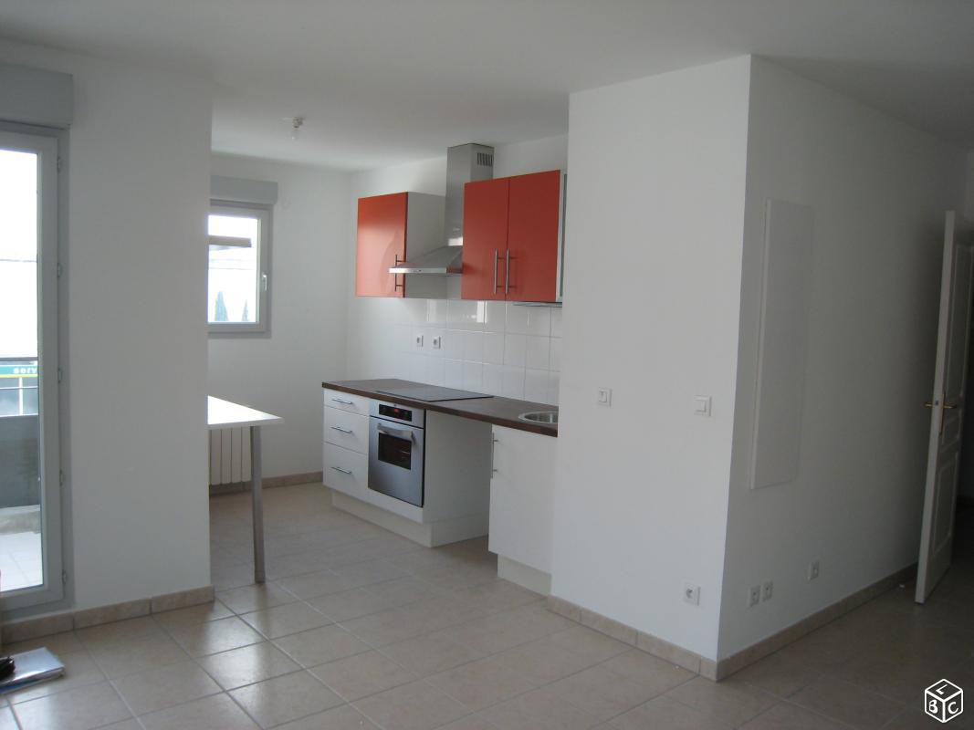 Loue beau F3,57m2, récent, garage, balcon, cuisine