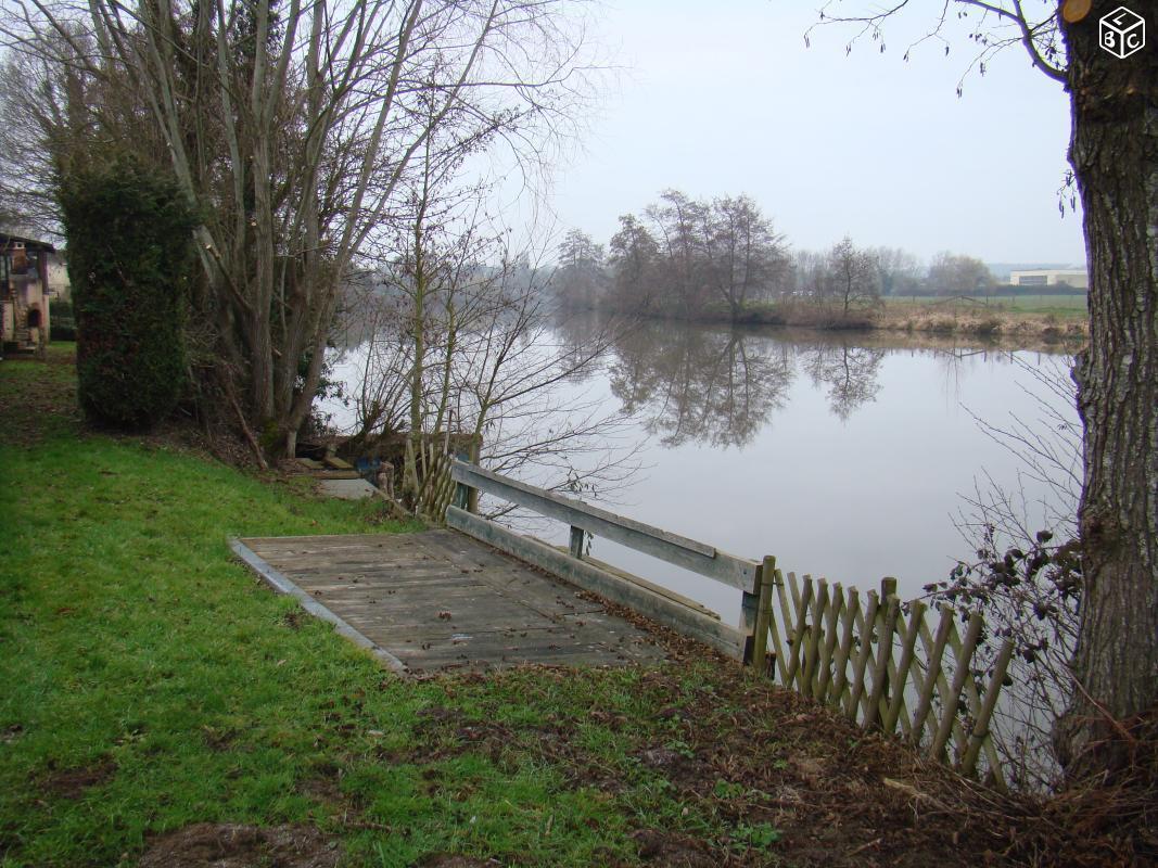 Terrain de loisir au bord de riviere