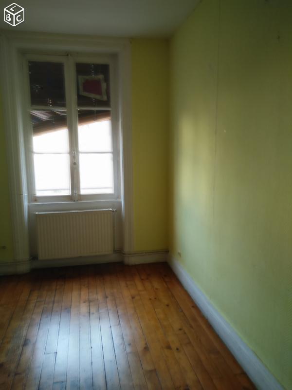 Grand t3 85 m2 rue beaubrun refait