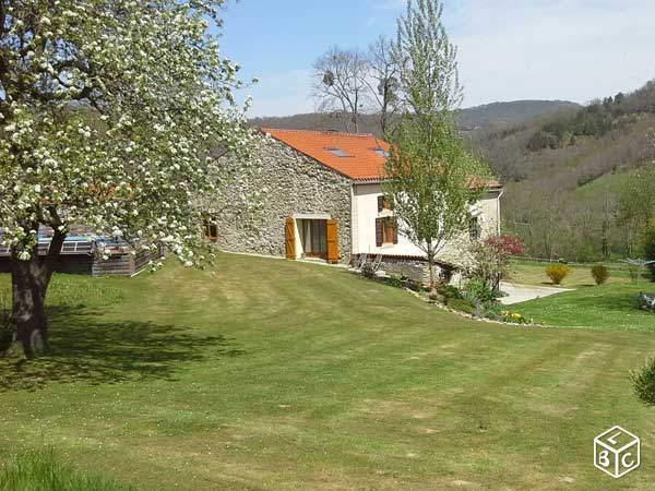 Grande domaine, maison et camping sur 28 hectare