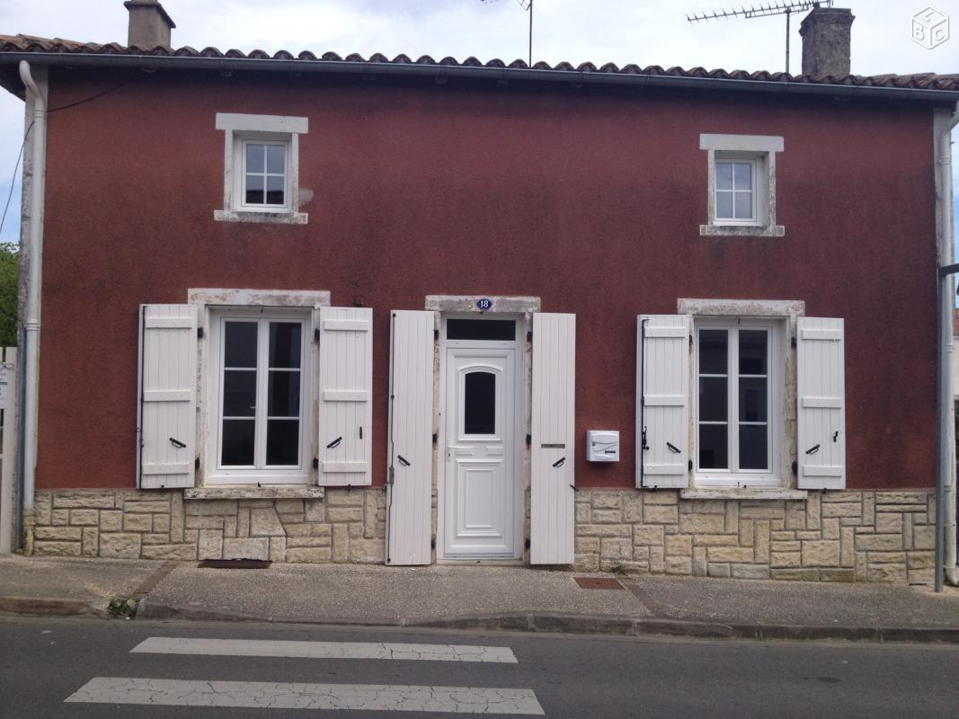 Maison de ville proche des commerces avec courette