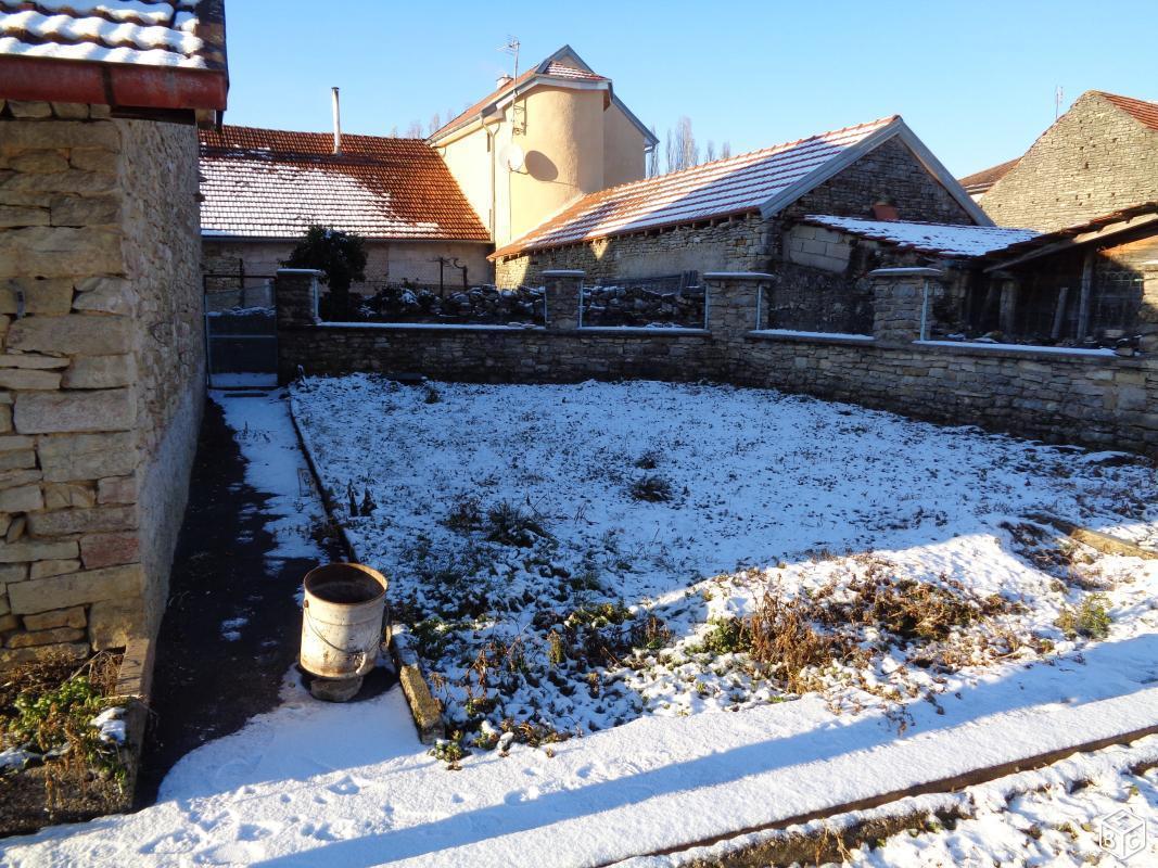 Maison + terrain+ dépendances. F7. Bien située