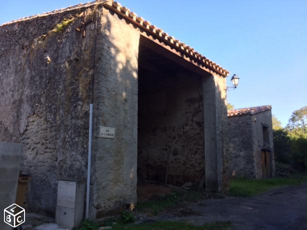 Grande bâtisse en pierre dans hameau rural