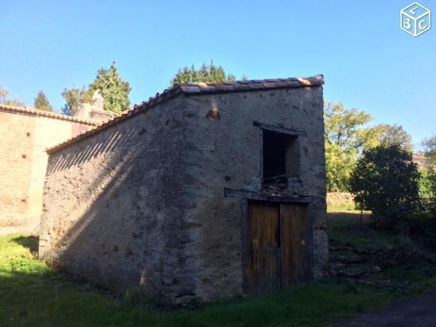 Grande bâtisse en pierre dans hameau rural