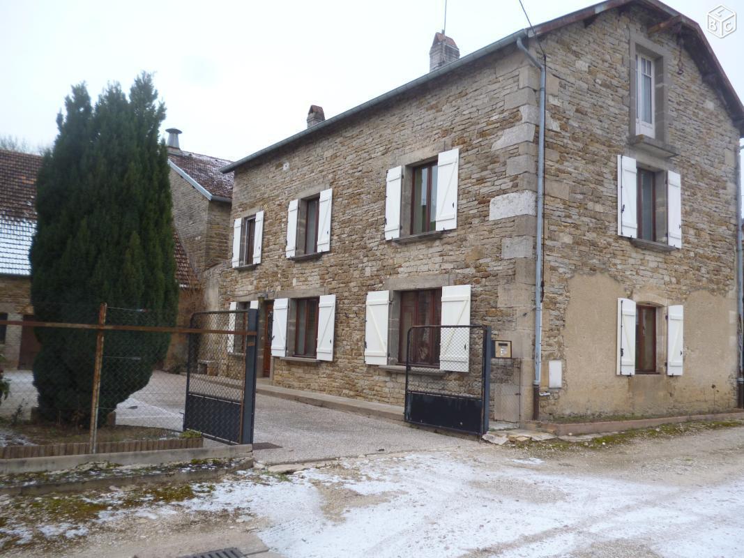 Maison en pierres proche d'un grand lac