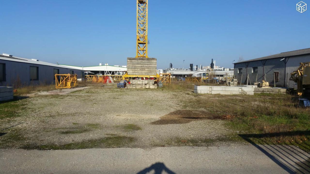 Terrain pour stockage avec grue