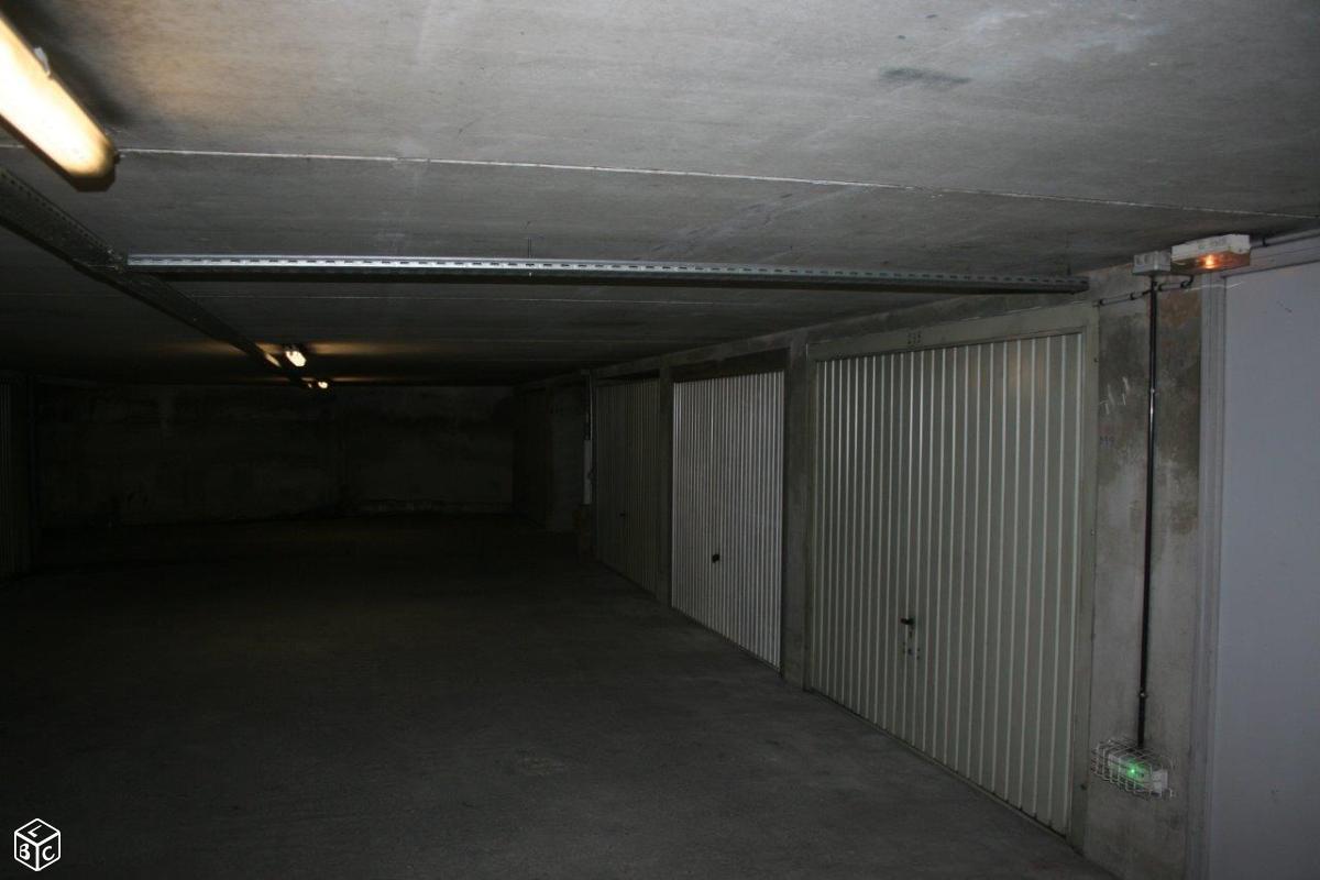 Garage double 22 m2 sous-sol, sécurisé Gratte Ciel