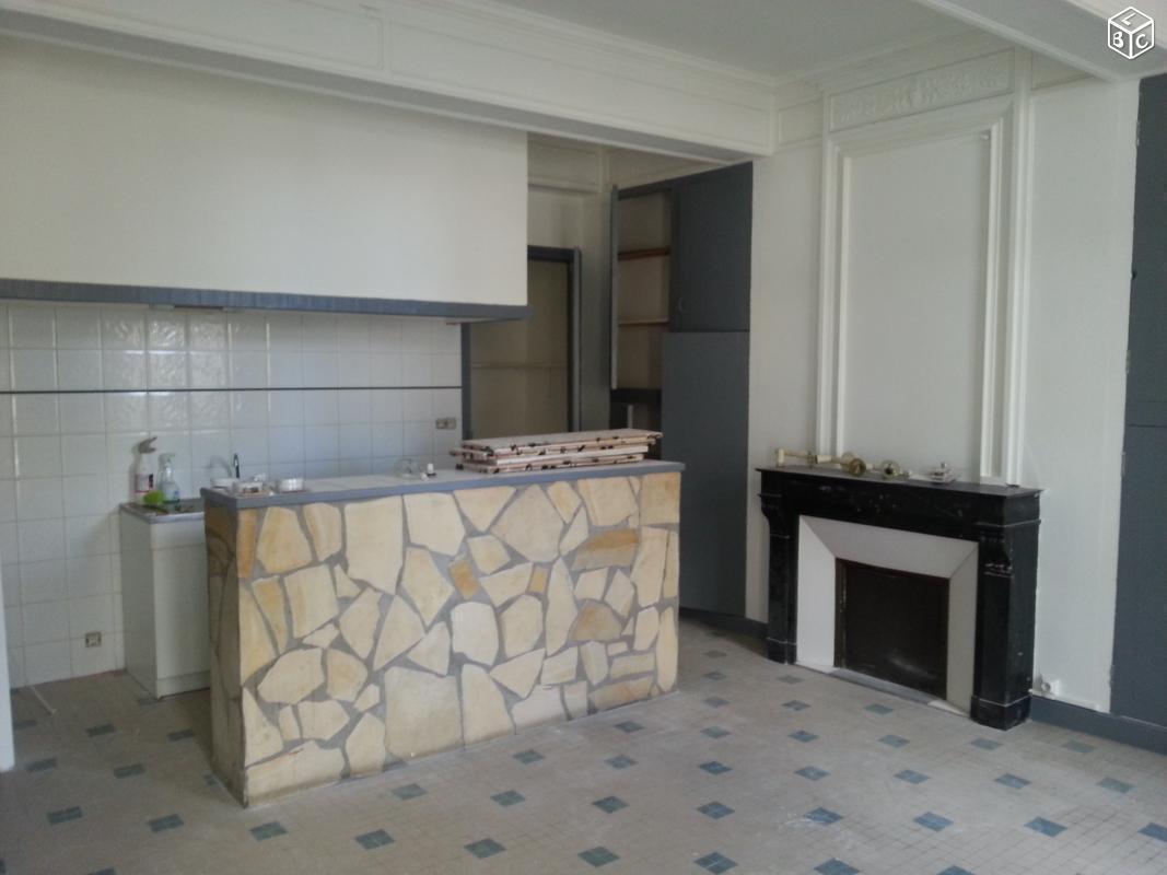 Part.loue appart.grand f3 81 m2 place du village