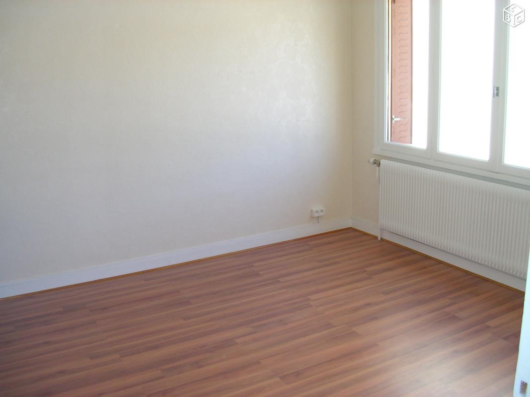 F1 + parking + cave / loyer : 350 Hors charges