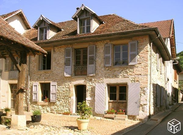 Maison historique rénovée  SUR BOURBRE