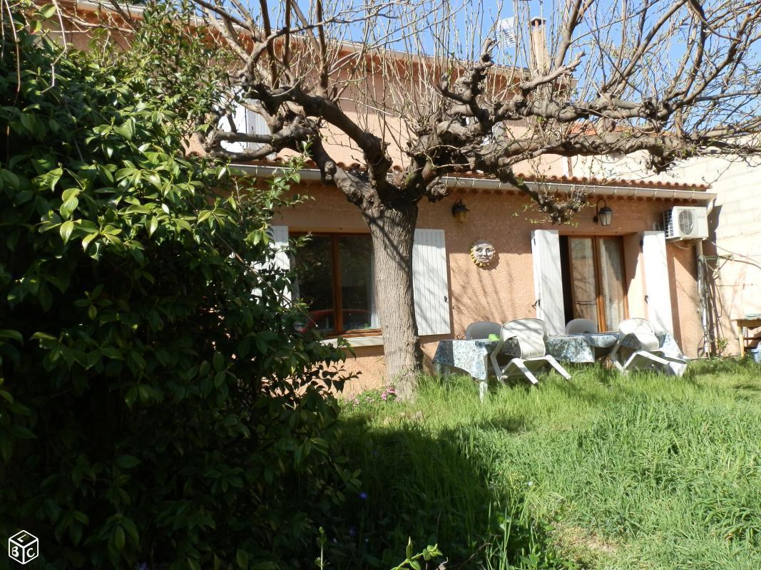 Entre ville et campagne, maison avec jardin