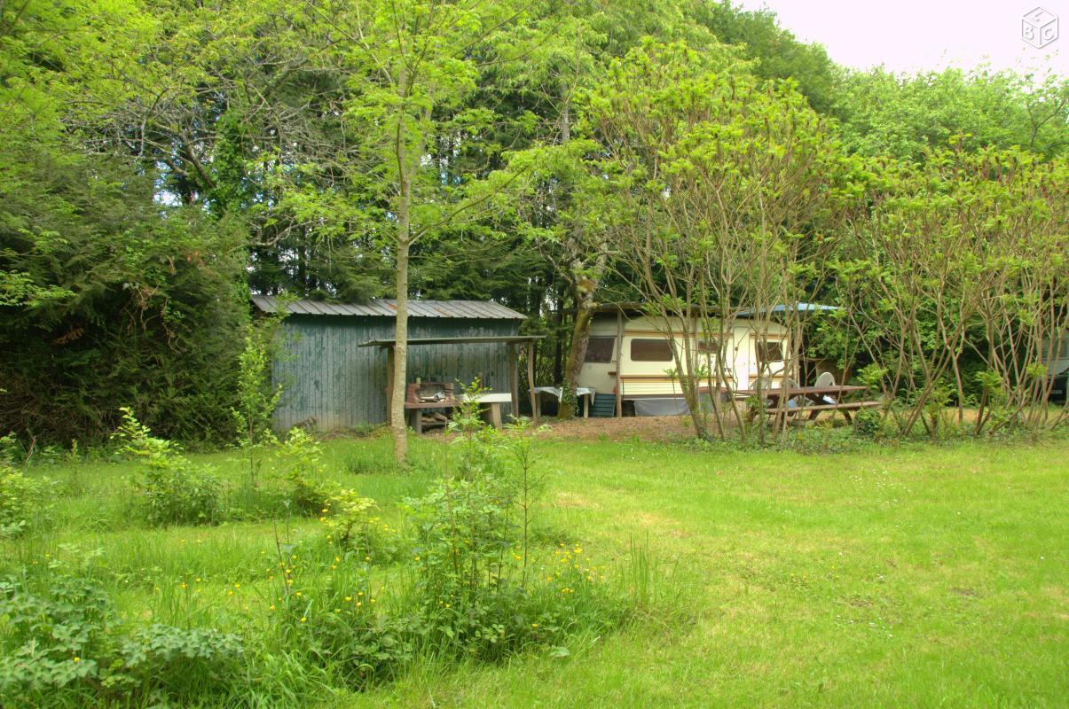 Terrain de loisir avec plan d'eau