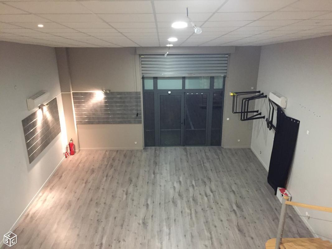 Loue local commercial 122 M2 ()