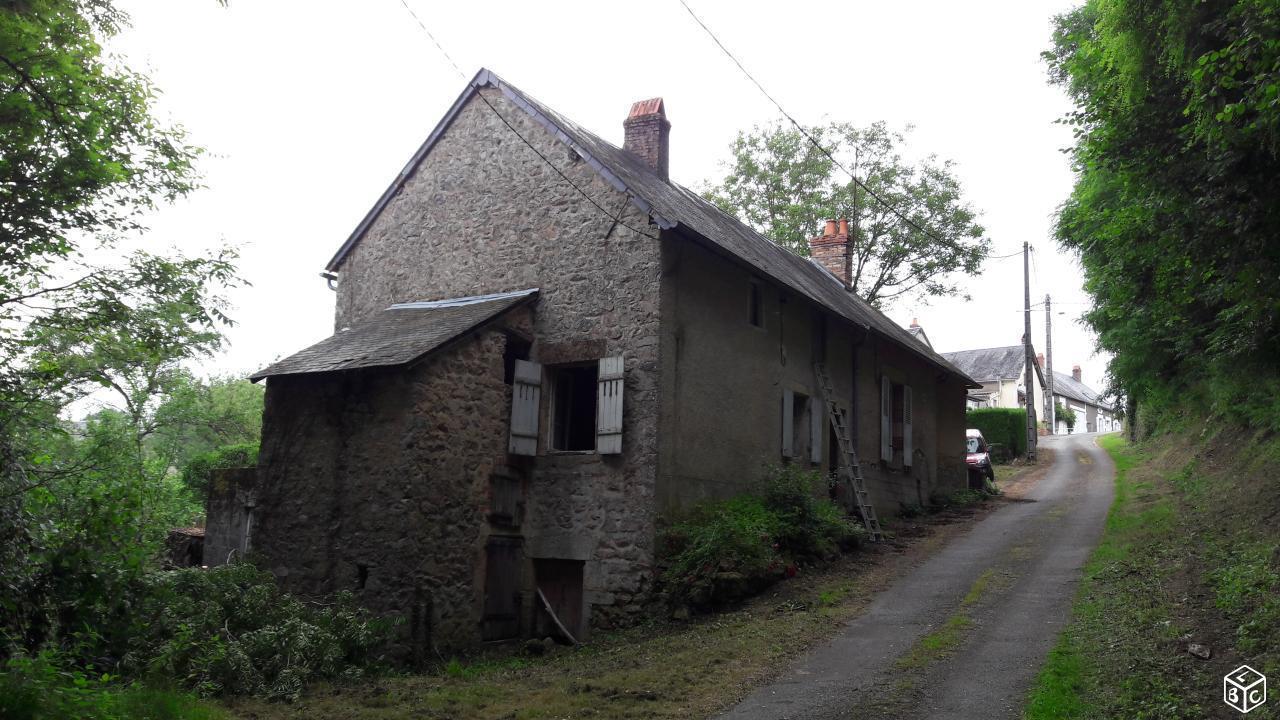 Maisons de campagne à restaurer avec terrain