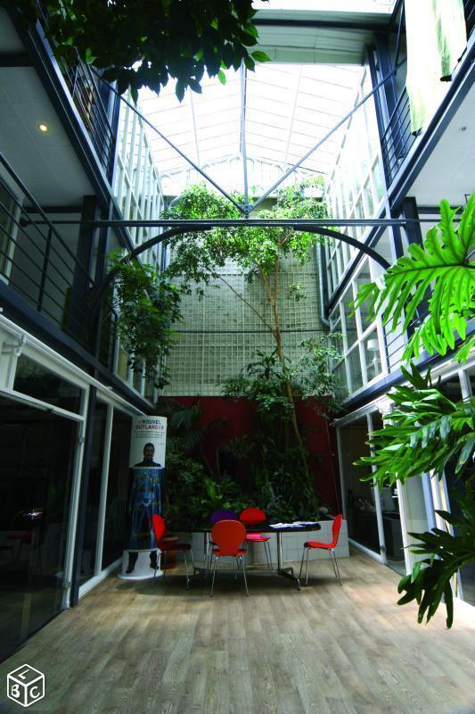 Pépinière d'entreprises avec bureaux fermés
