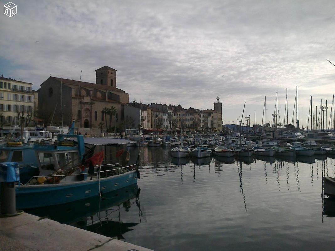 Grand T1 avec coin nuit, CV, à 300 m des plages