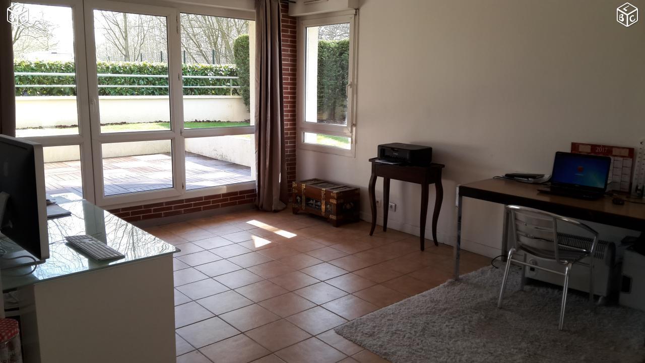 Appartement F3 rdc jardin RER A avec box parking