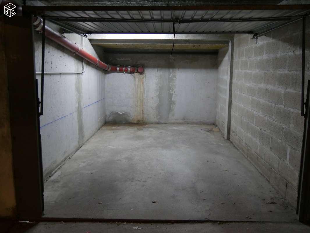 Garage box fermé 15m²  11ème