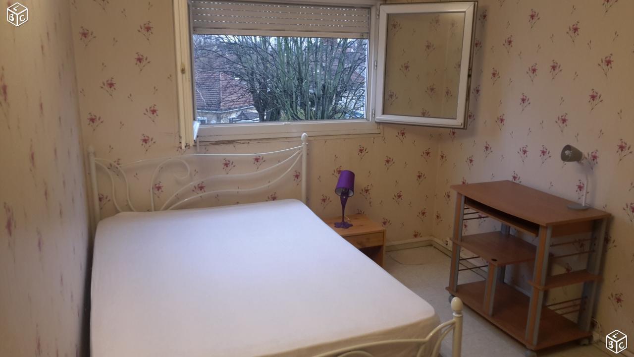 Chambre spacieuse avec (lit 2 places) pour femme