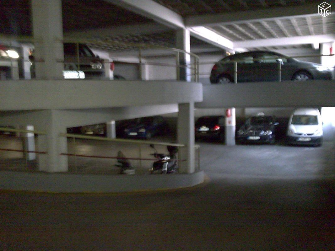 Locations dans parking surveillé