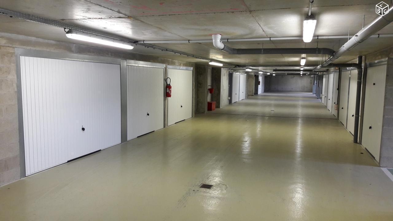 BOX 20m2  Proche sortie 8 A15