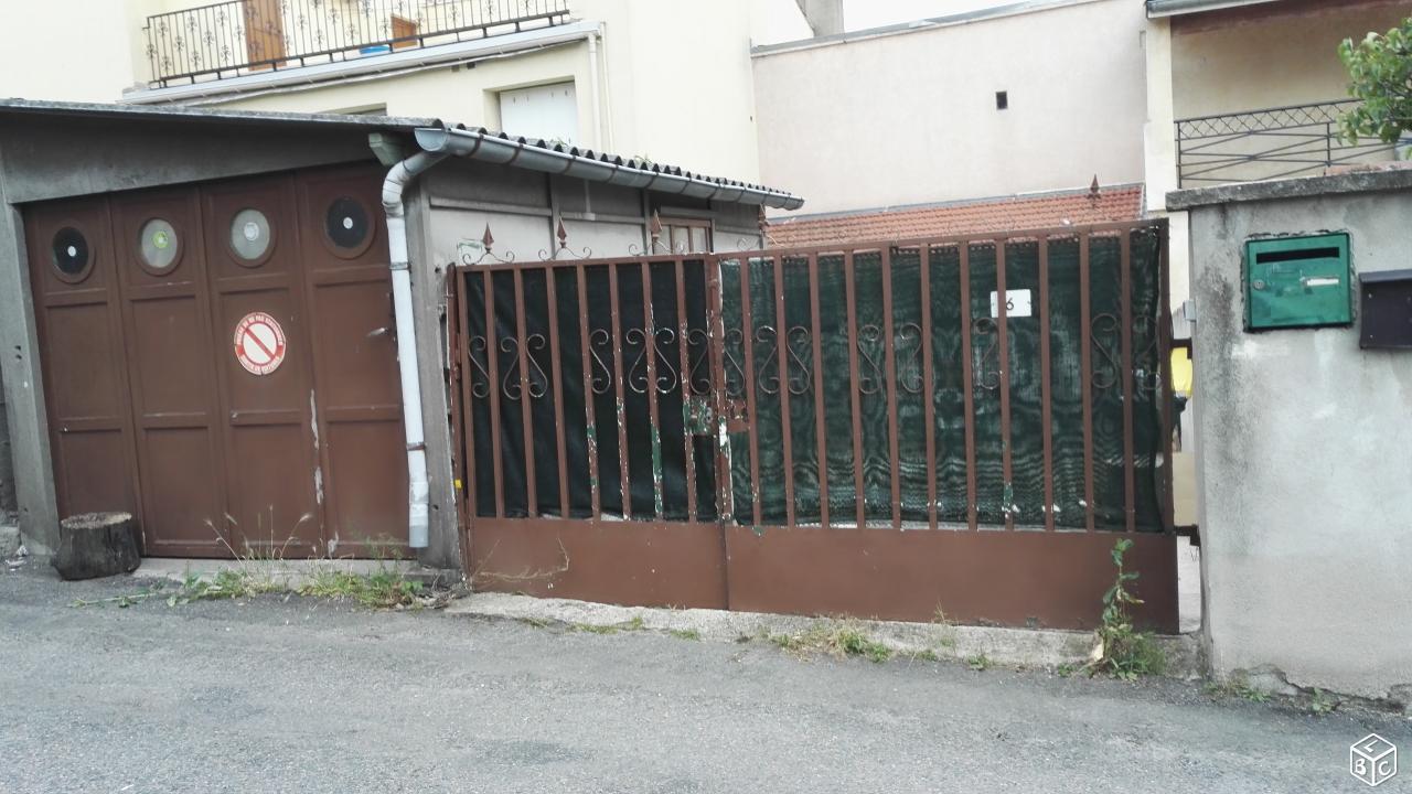 Maison avec 2 appartements, cour et garage