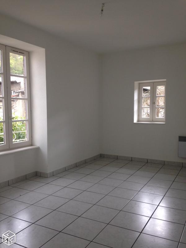 SERRIERES appartement T3 centre village 70m²