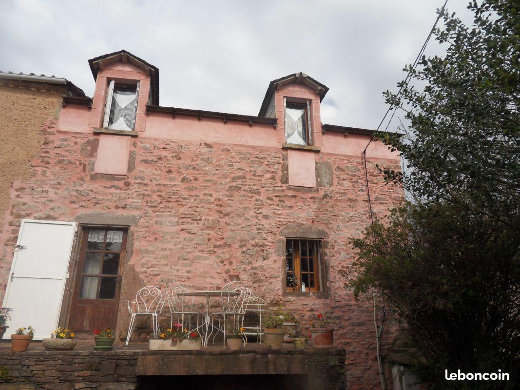 Maison de campagne restaurée en pierre avec jardin