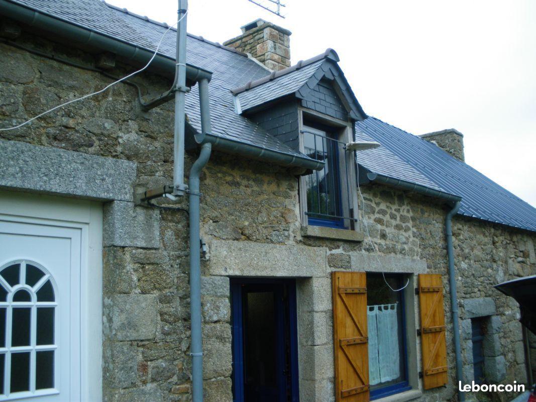 Petite maison en pierre dans longère côtes d'armor