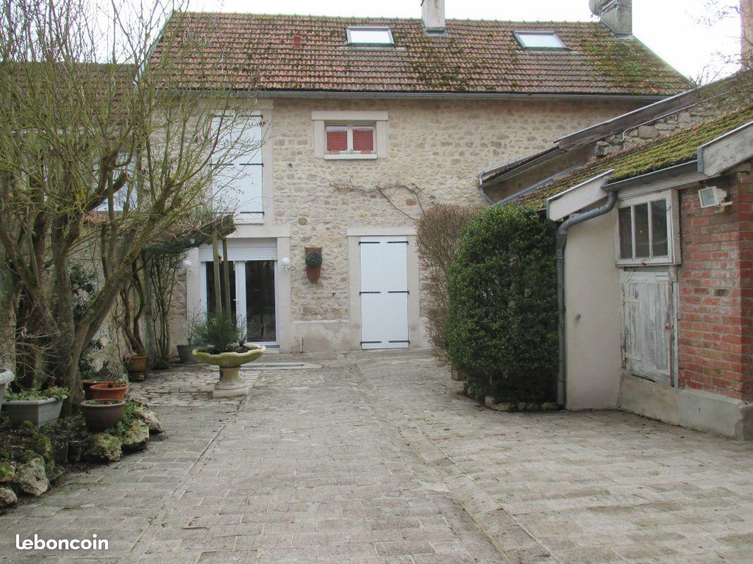 Maison avec dépendance cour et jardin