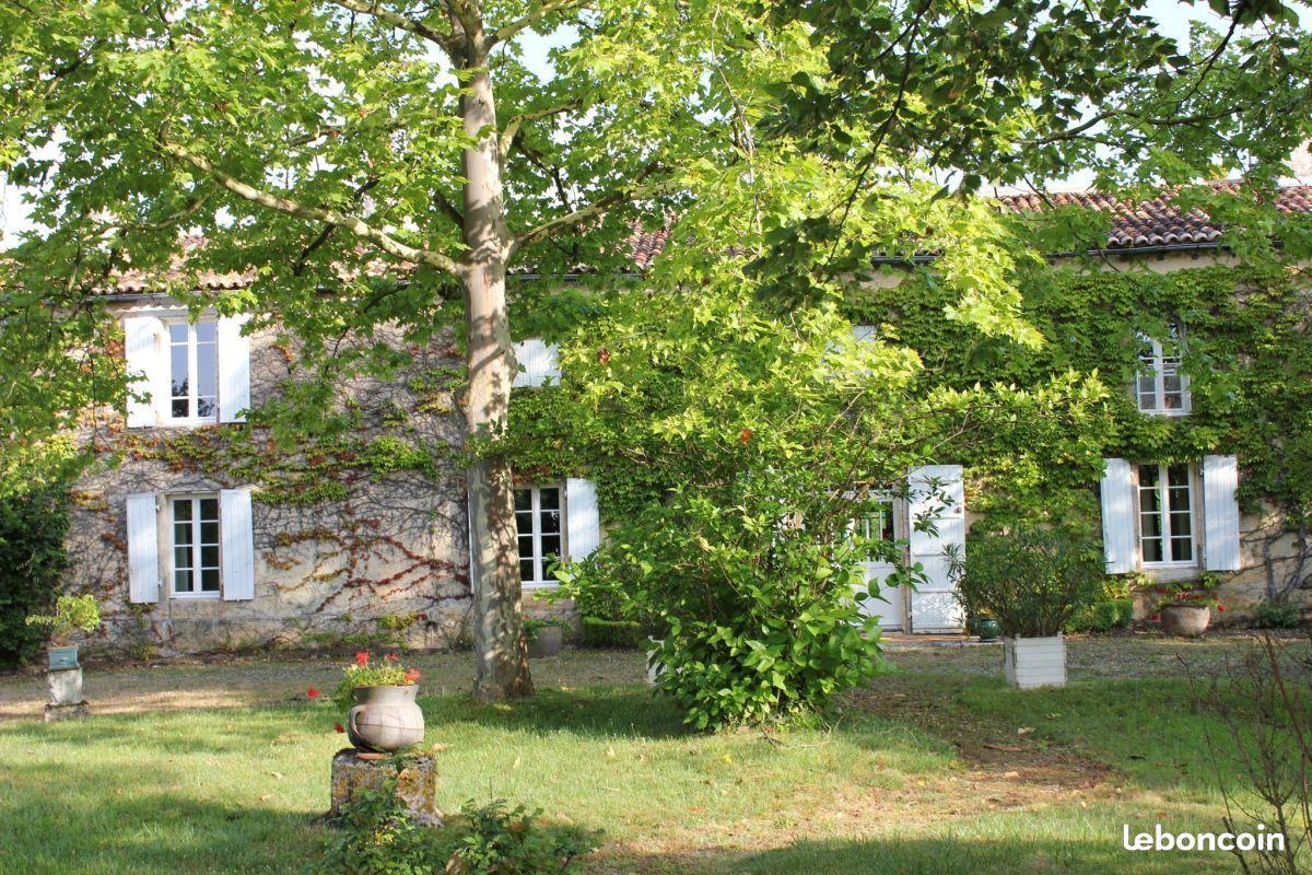 Maison vaste dans parc enceint de murs