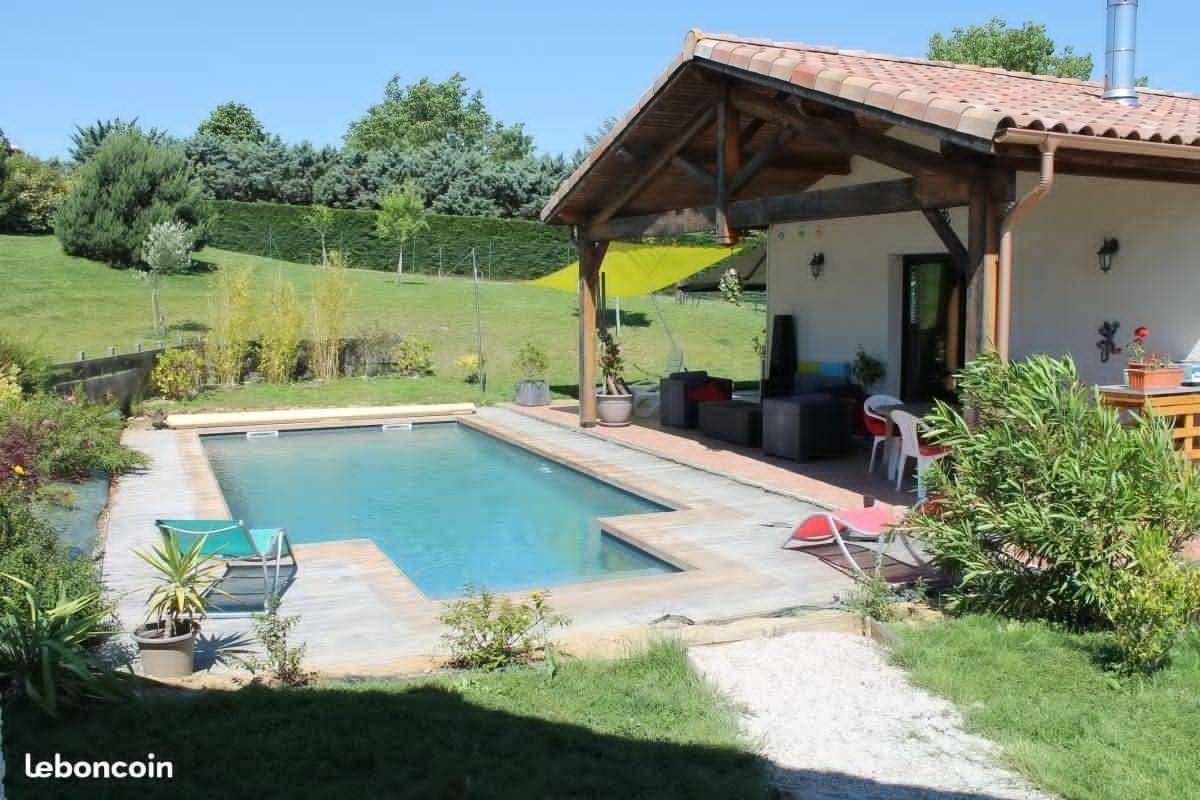 MAISON T5 AVEC PISCINE TERRAIN 2500m2