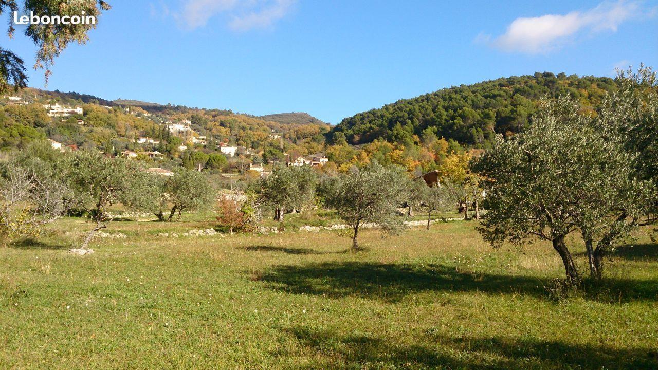 Terrain plat 2519M2 dans quartier calme