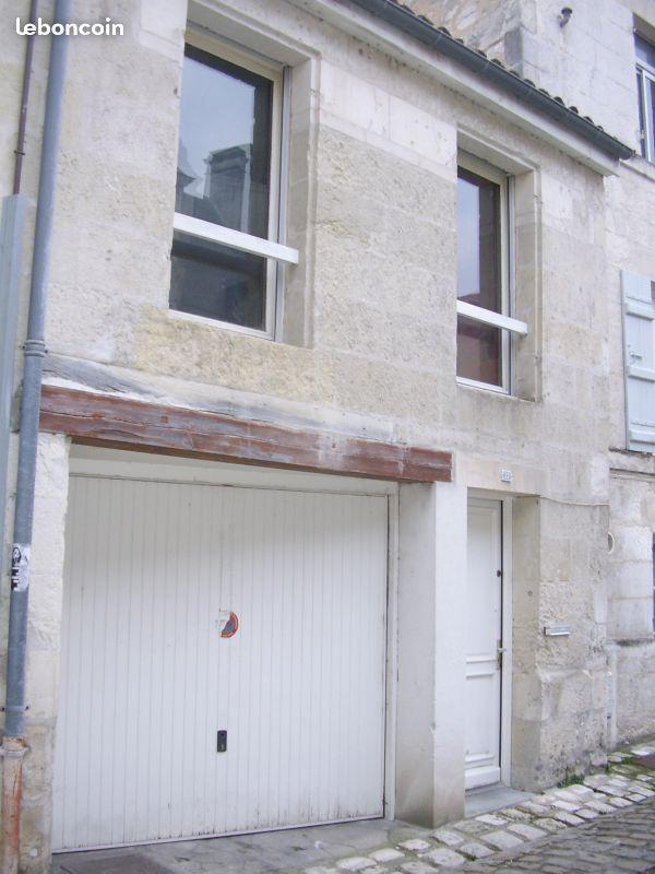 Maison d'habitation de ville avec garage