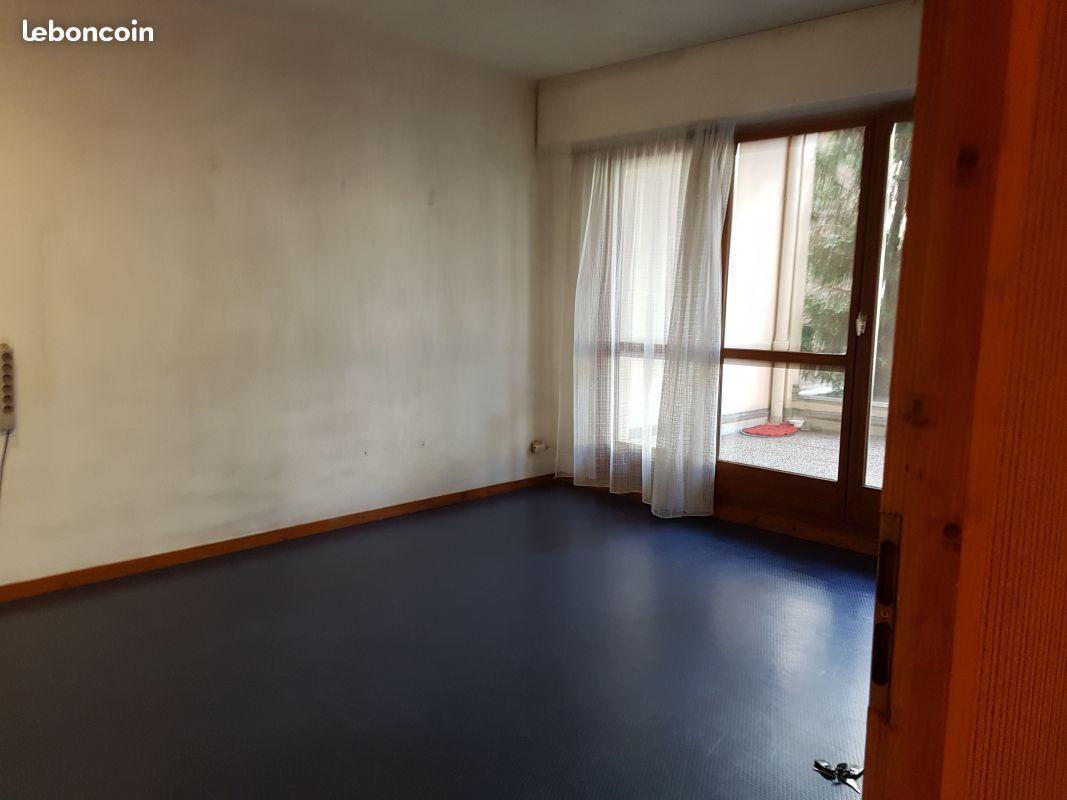 Appartement F2 avec terasse au rez de chaussee