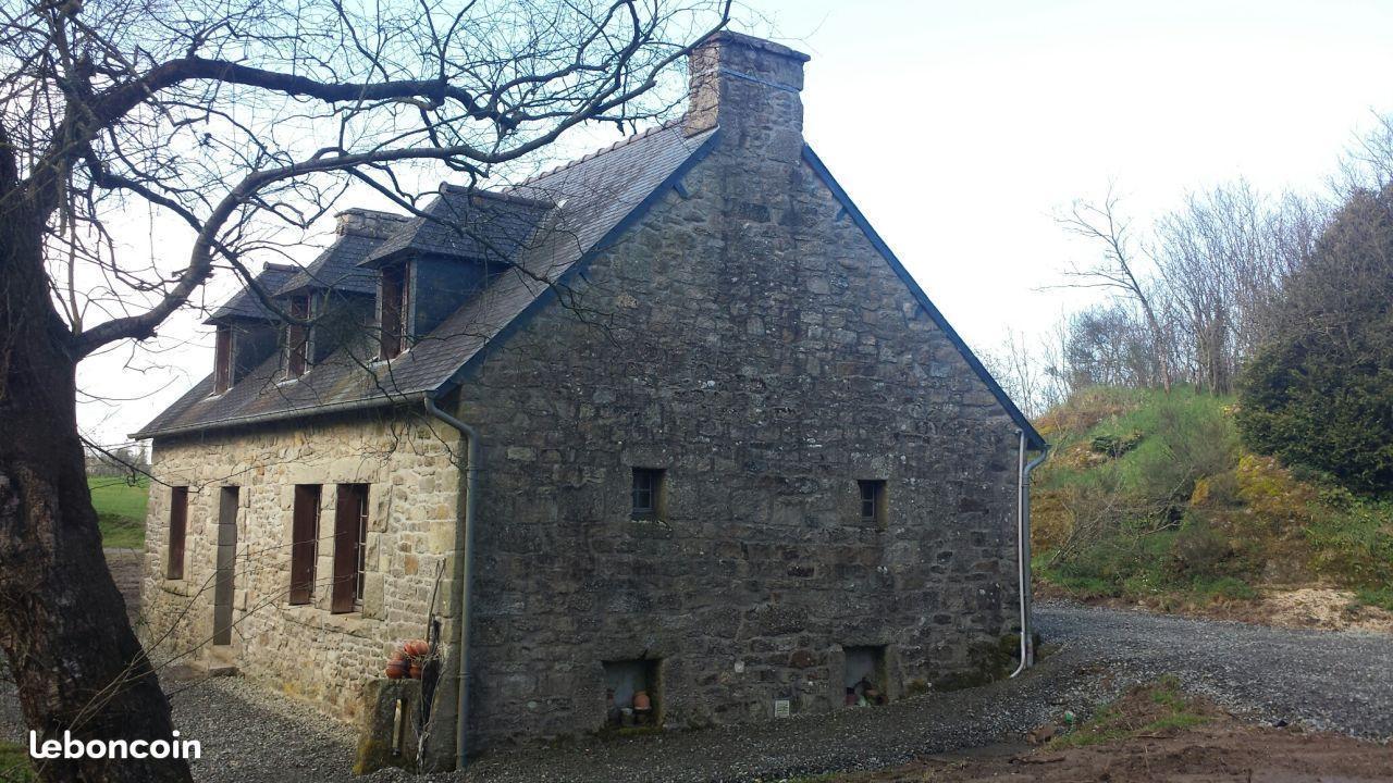 Maison de campagne en pierres avec étang