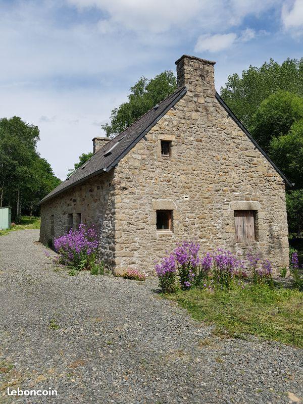 Maison de campagne en pierres avec étang