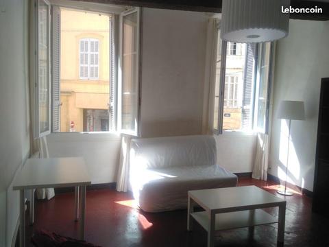 Location studio meublé centre Aix en Provence